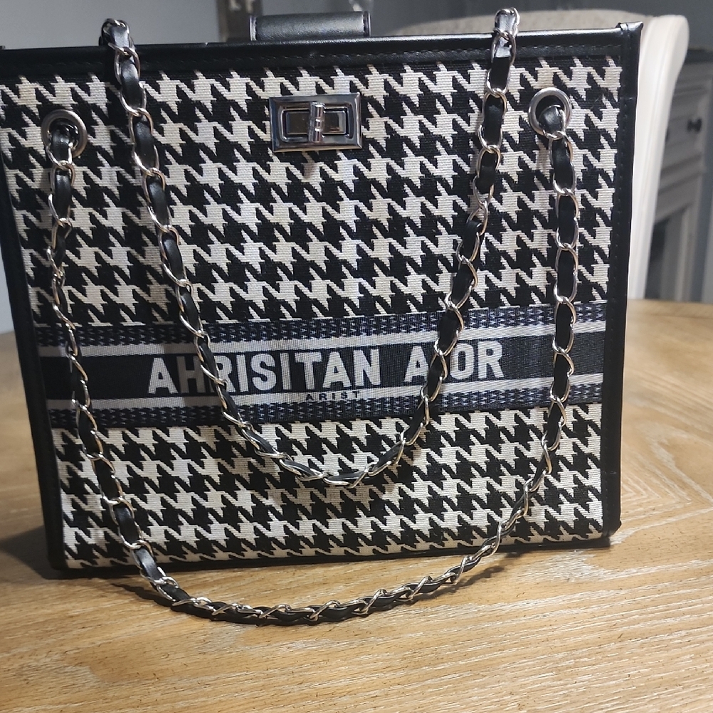 Chic Houndstooth Shoulder Bag with Chain Strap